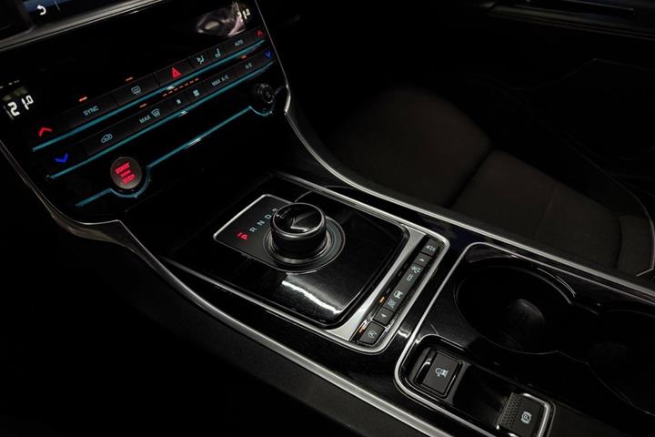 Sort Jaguar XE fra 2016