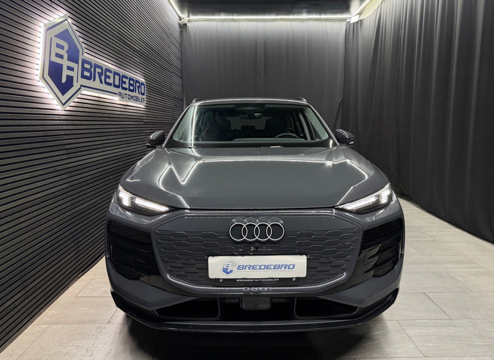 Grå Audi Q6 e-tron fra 2025