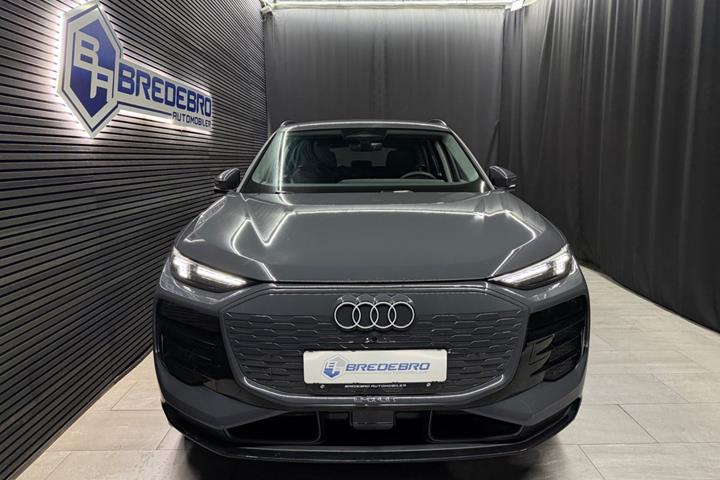 Grå Audi Q6 e-tron fra 2025