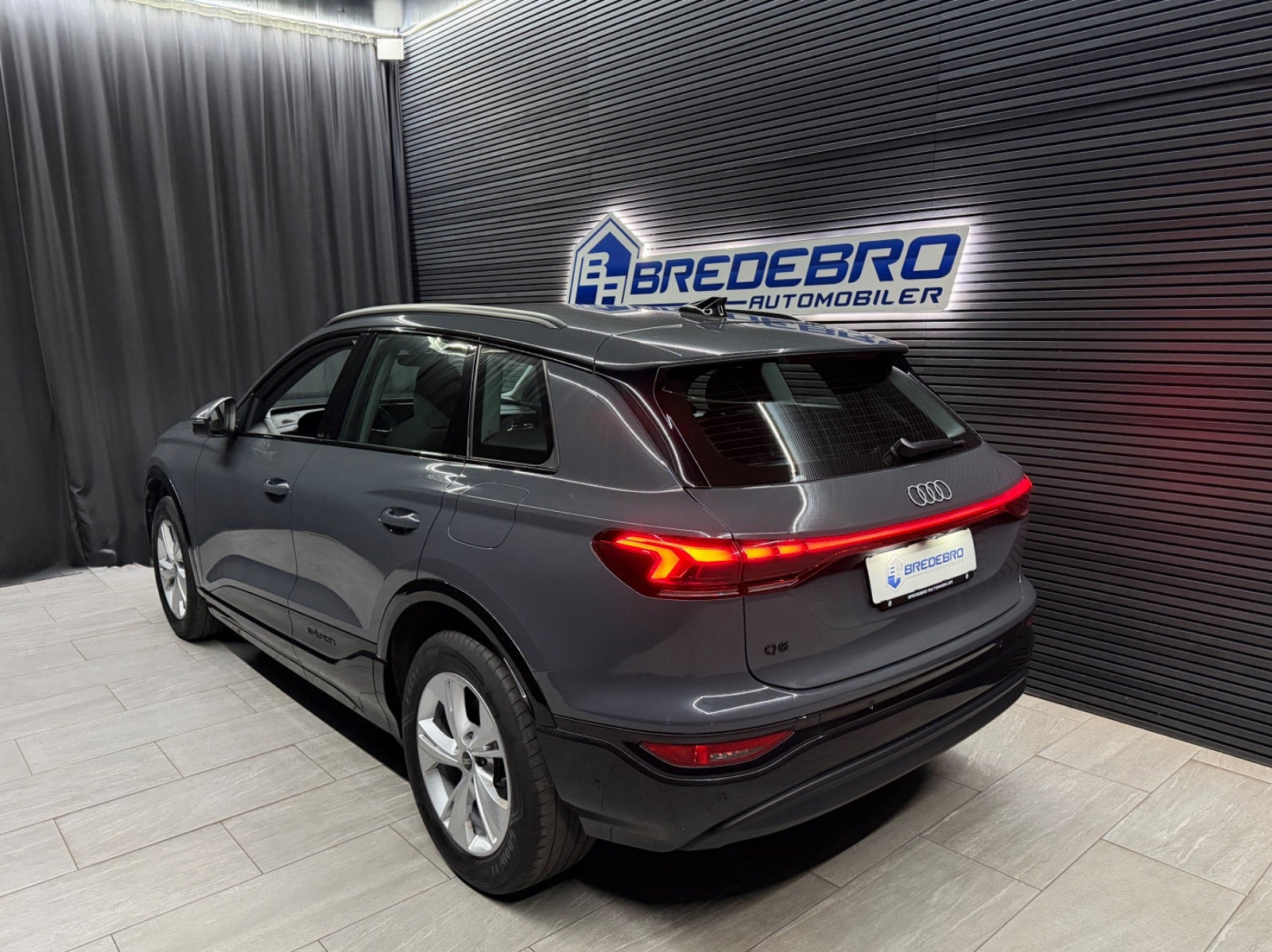 Grå Audi Q6 e-tron fra 2025