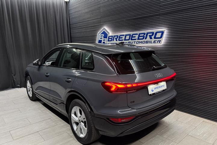 Grå Audi Q6 e-tron fra 2025