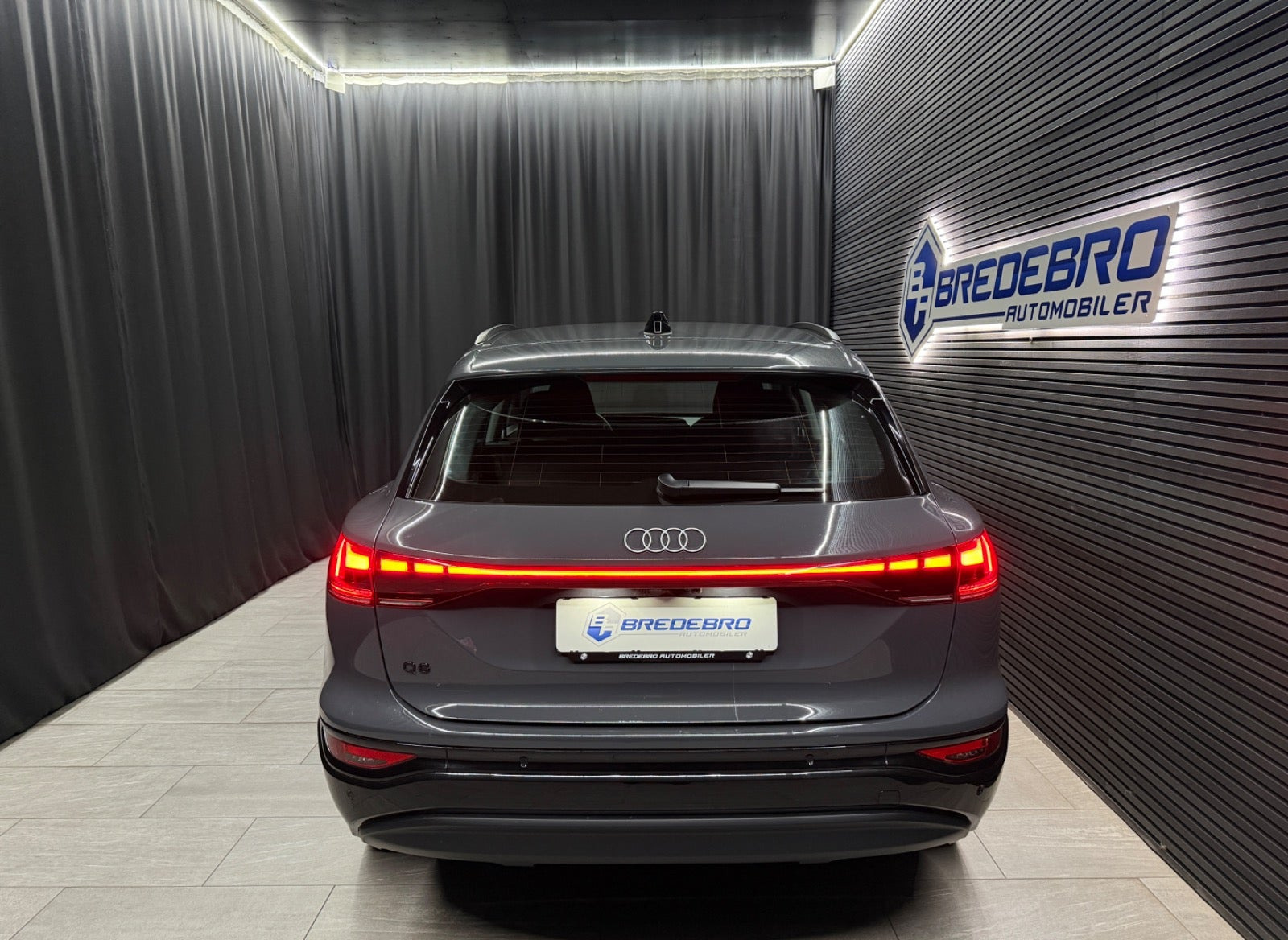 Grå Audi Q6 e-tron fra 2025