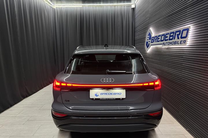 Grå Audi Q6 e-tron fra 2025