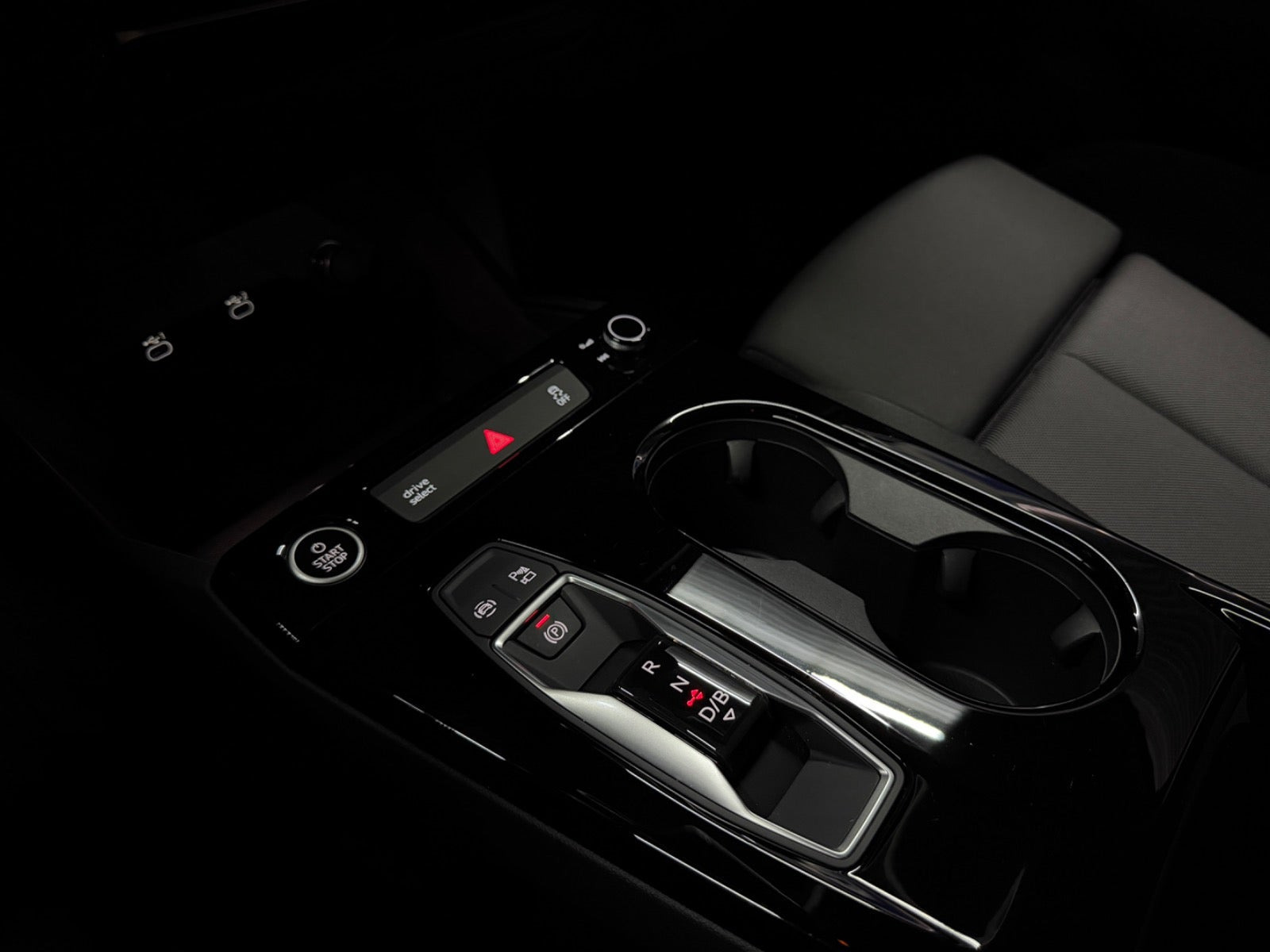 Grå Audi Q6 e-tron fra 2025