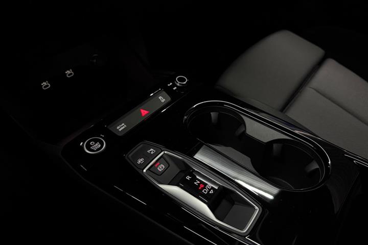 Grå Audi Q6 e-tron fra 2025
