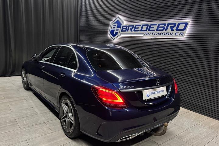 Blå Mercedes C220 d fra 2019