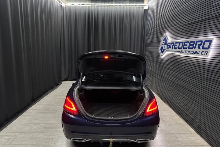 Blå Mercedes C220 d fra 2019