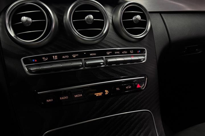 Blå Mercedes C220 d fra 2019