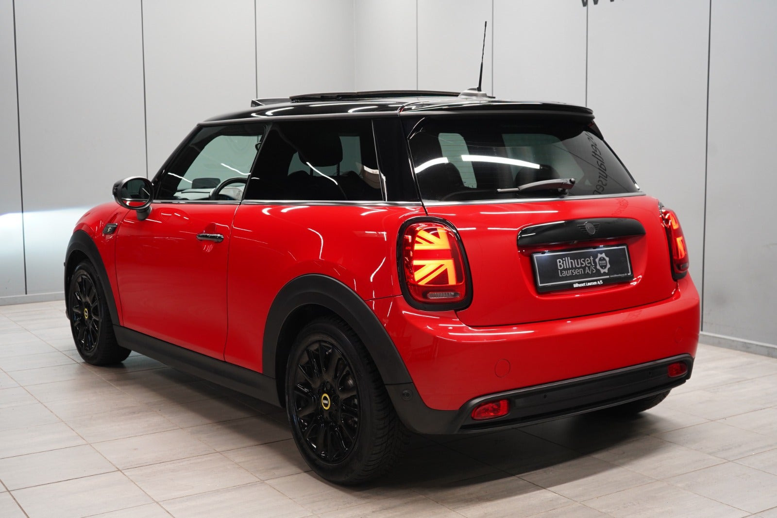 Rød Mini Cooper SE fra 2023