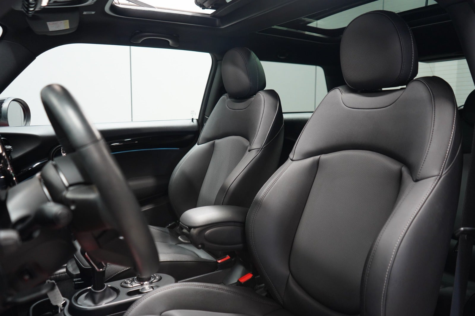Rød Mini Cooper SE fra 2023