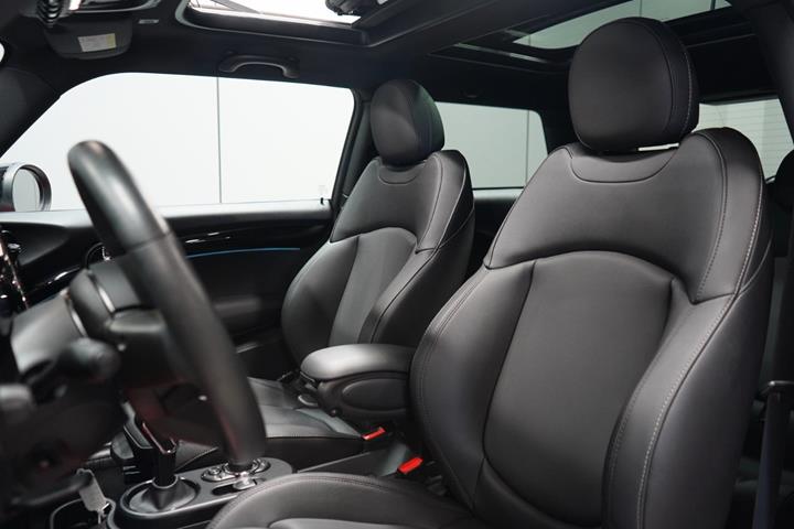 Rød Mini Cooper SE fra 2023