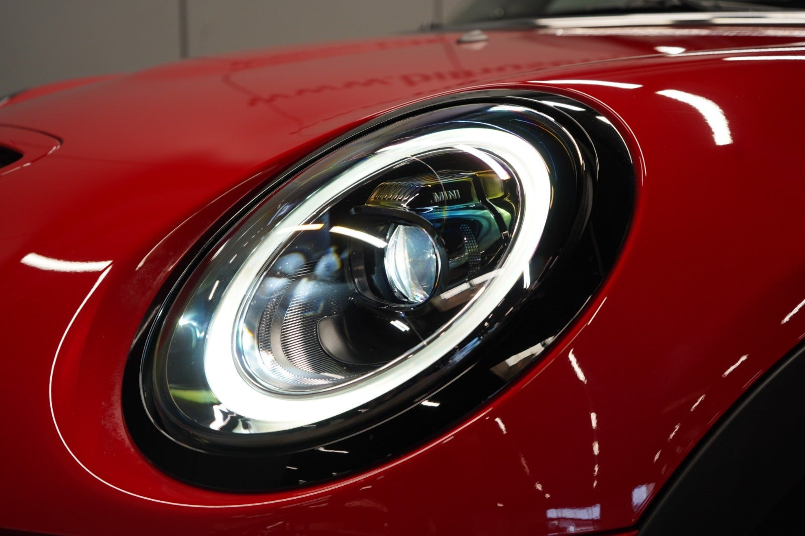 Rød Mini Cooper SE fra 2023
