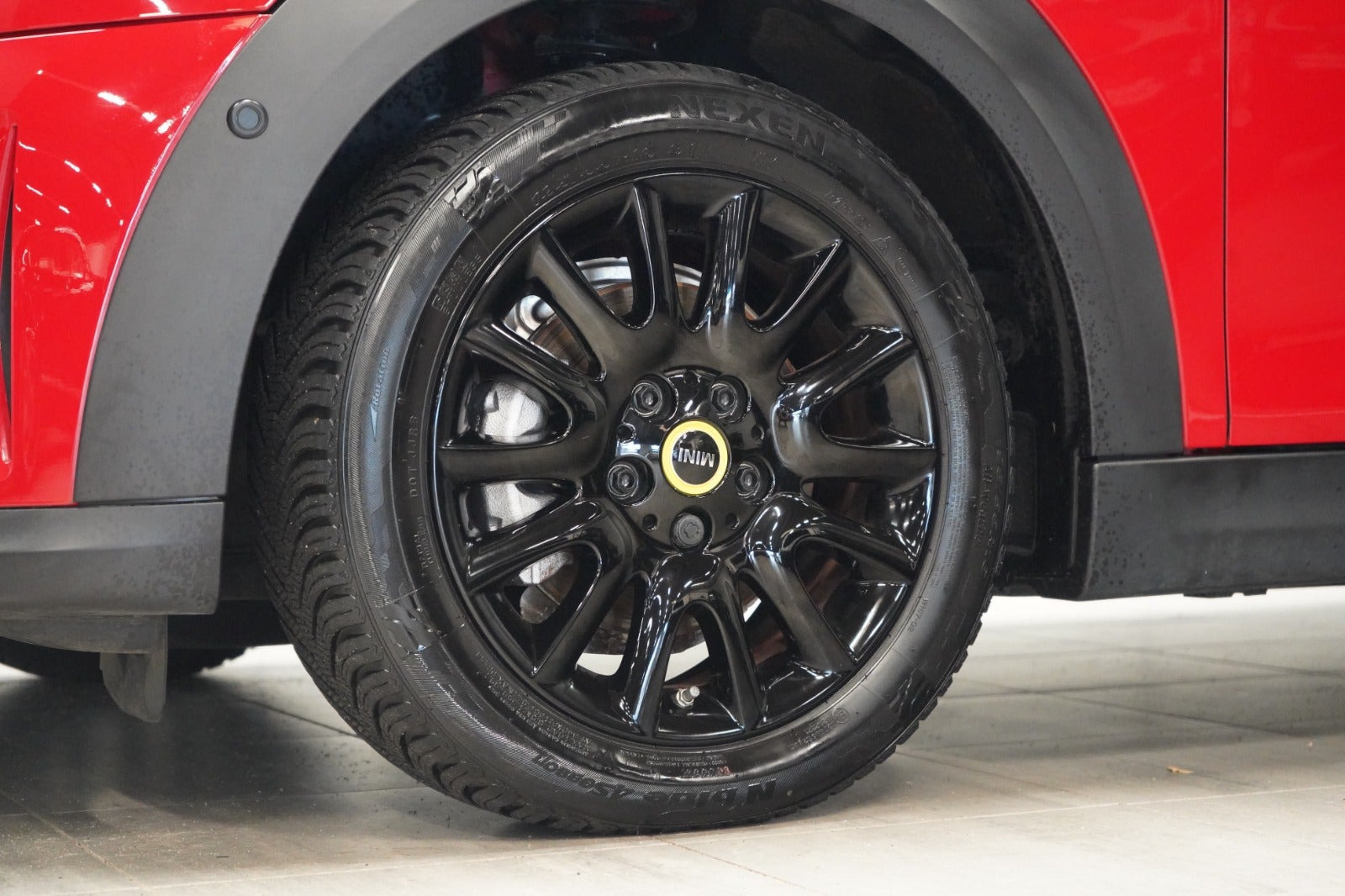 Rød Mini Cooper SE fra 2023
