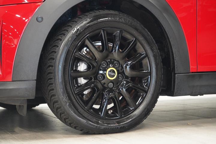 Rød Mini Cooper SE fra 2023