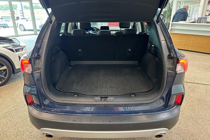 Blå Ford Kuga fra 2020