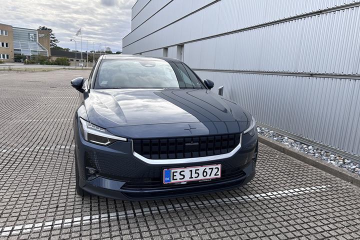 Blå Polestar 2 fra 2023