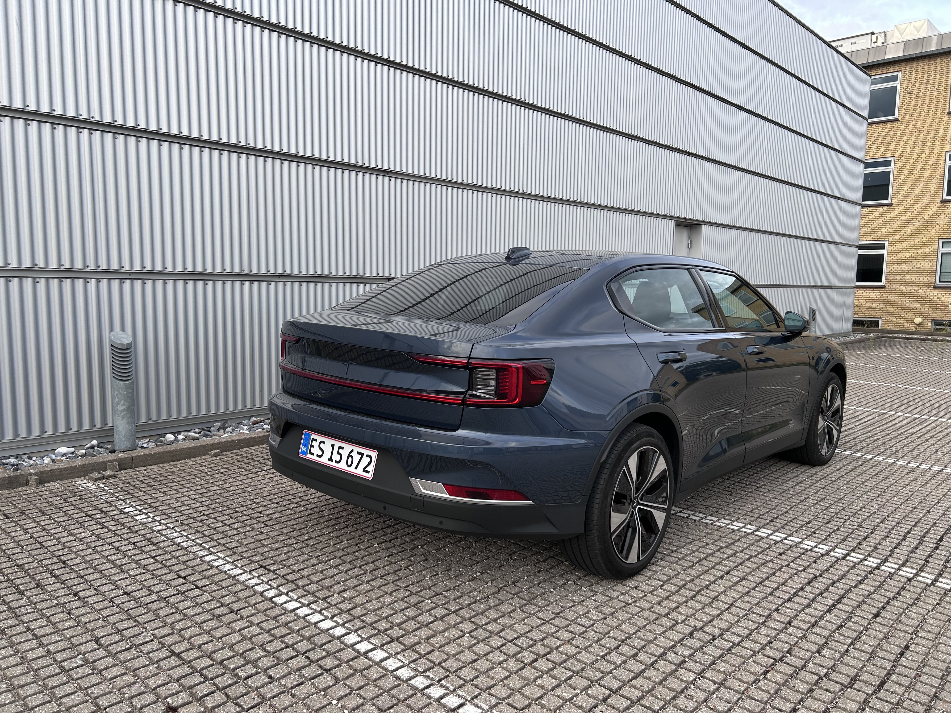 Blå Polestar 2 fra 2023