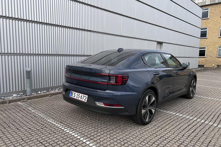 Blå Polestar 2 fra 2023