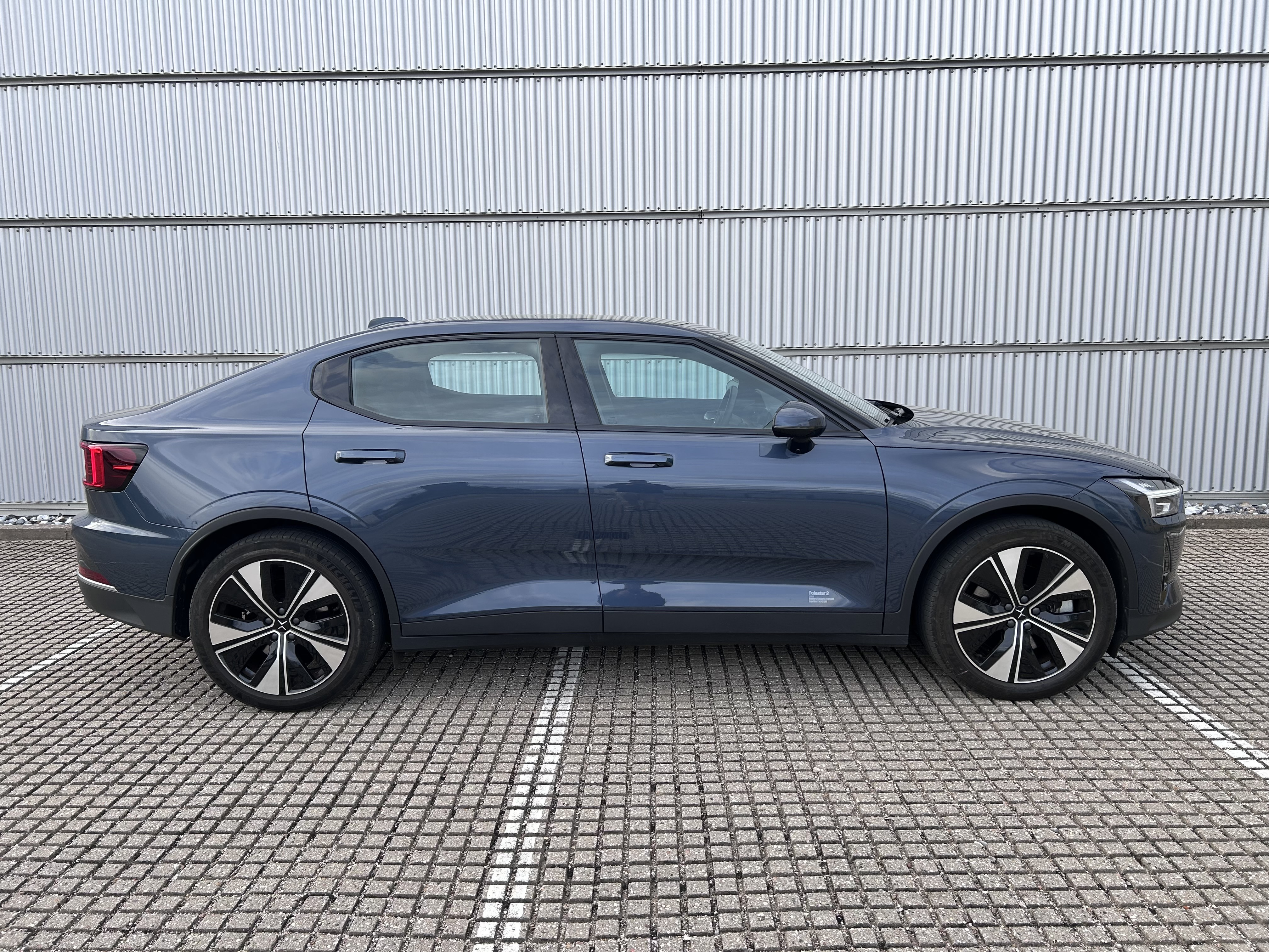Blå Polestar 2 fra 2023
