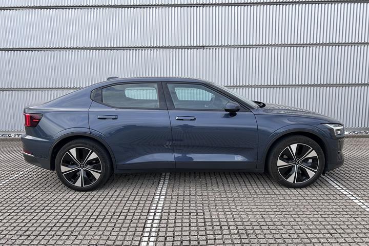 Blå Polestar 2 fra 2023
