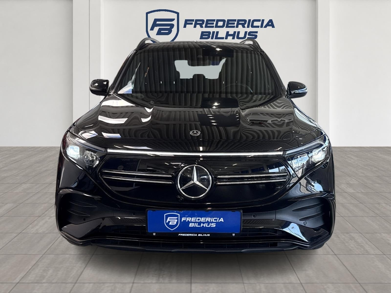 Sort Mercedes EQB250+ fra 2024