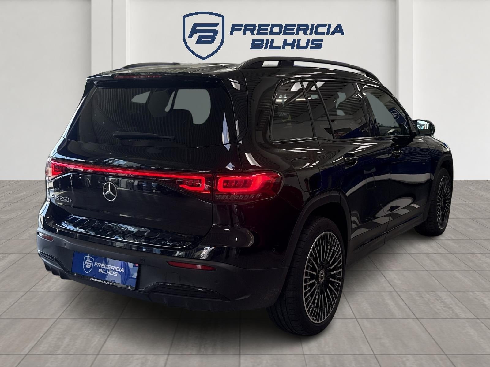 Sort Mercedes EQB250+ fra 2024
