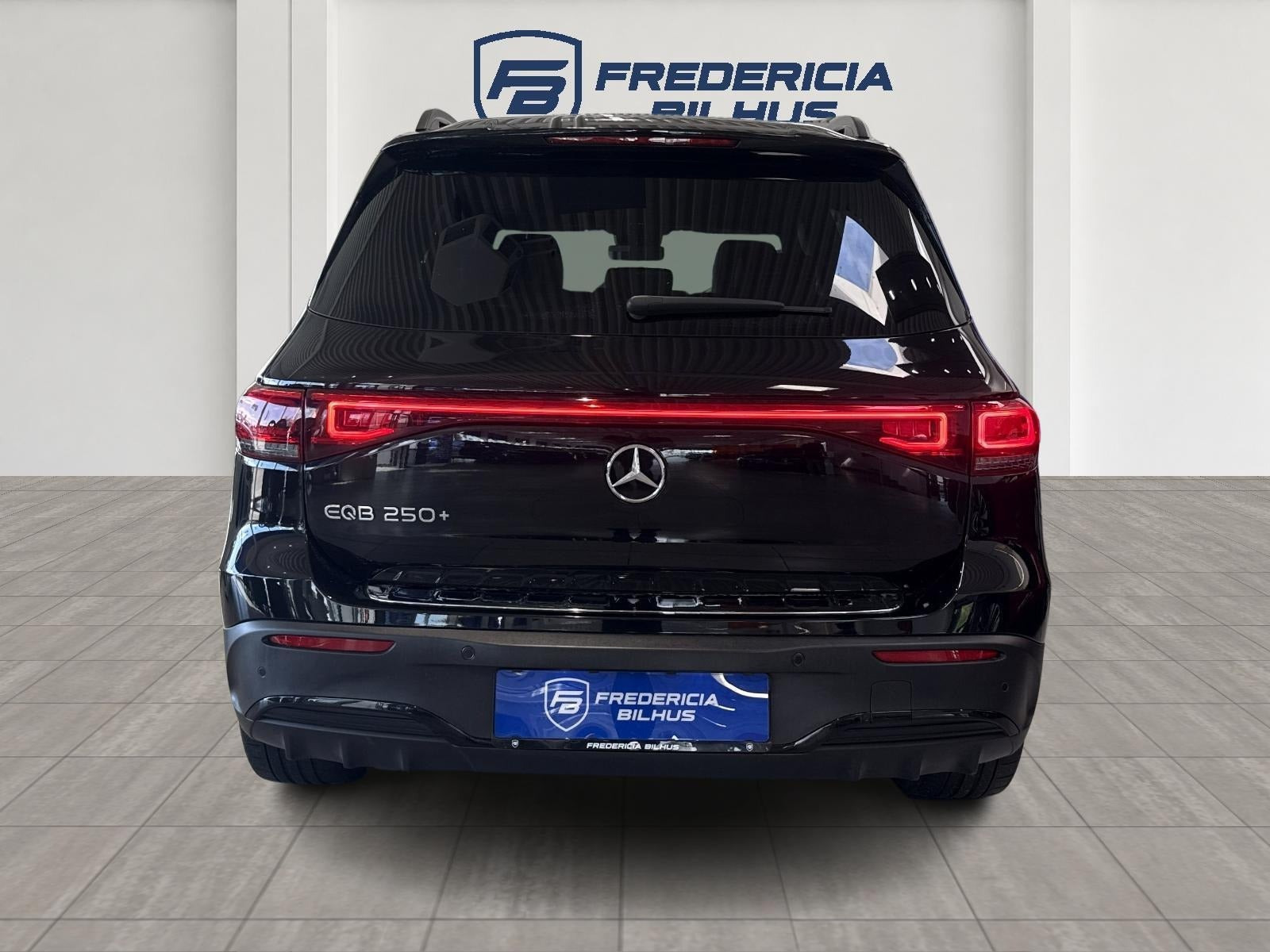 Sort Mercedes EQB250+ fra 2024