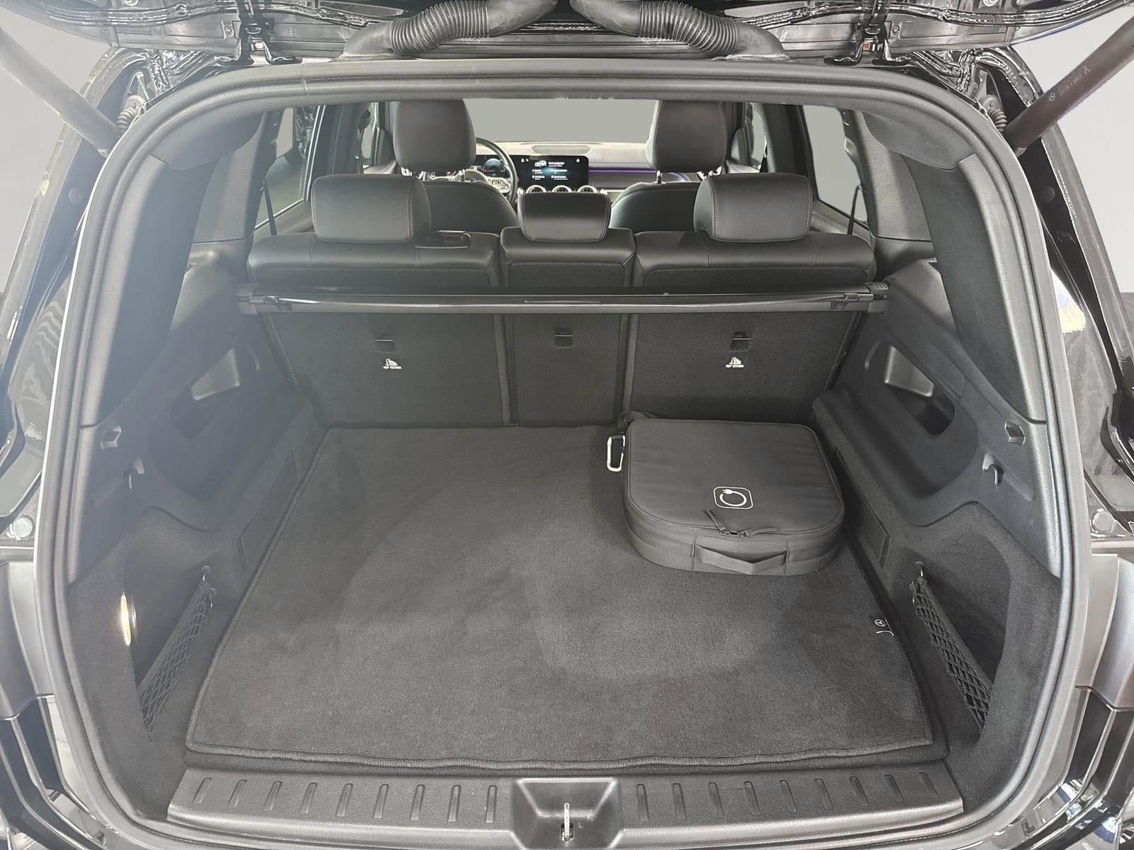 Sort Mercedes EQB250+ fra 2024