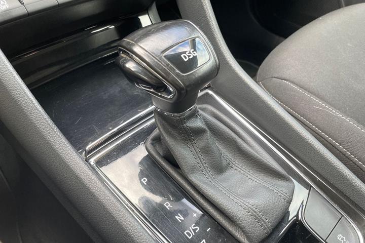 Grå Skoda Karoq fra 2019