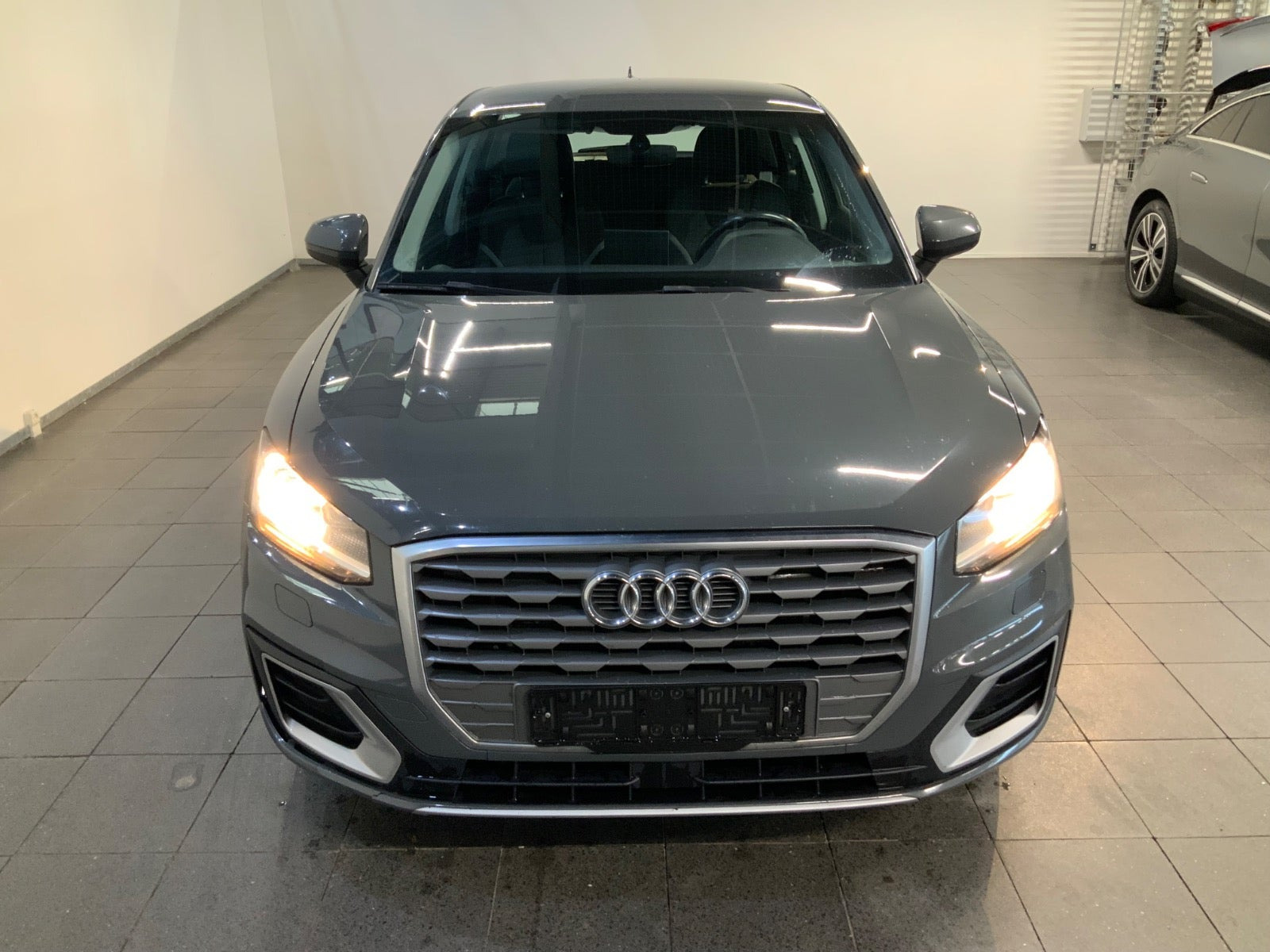 Grå Audi Q2 fra 2018