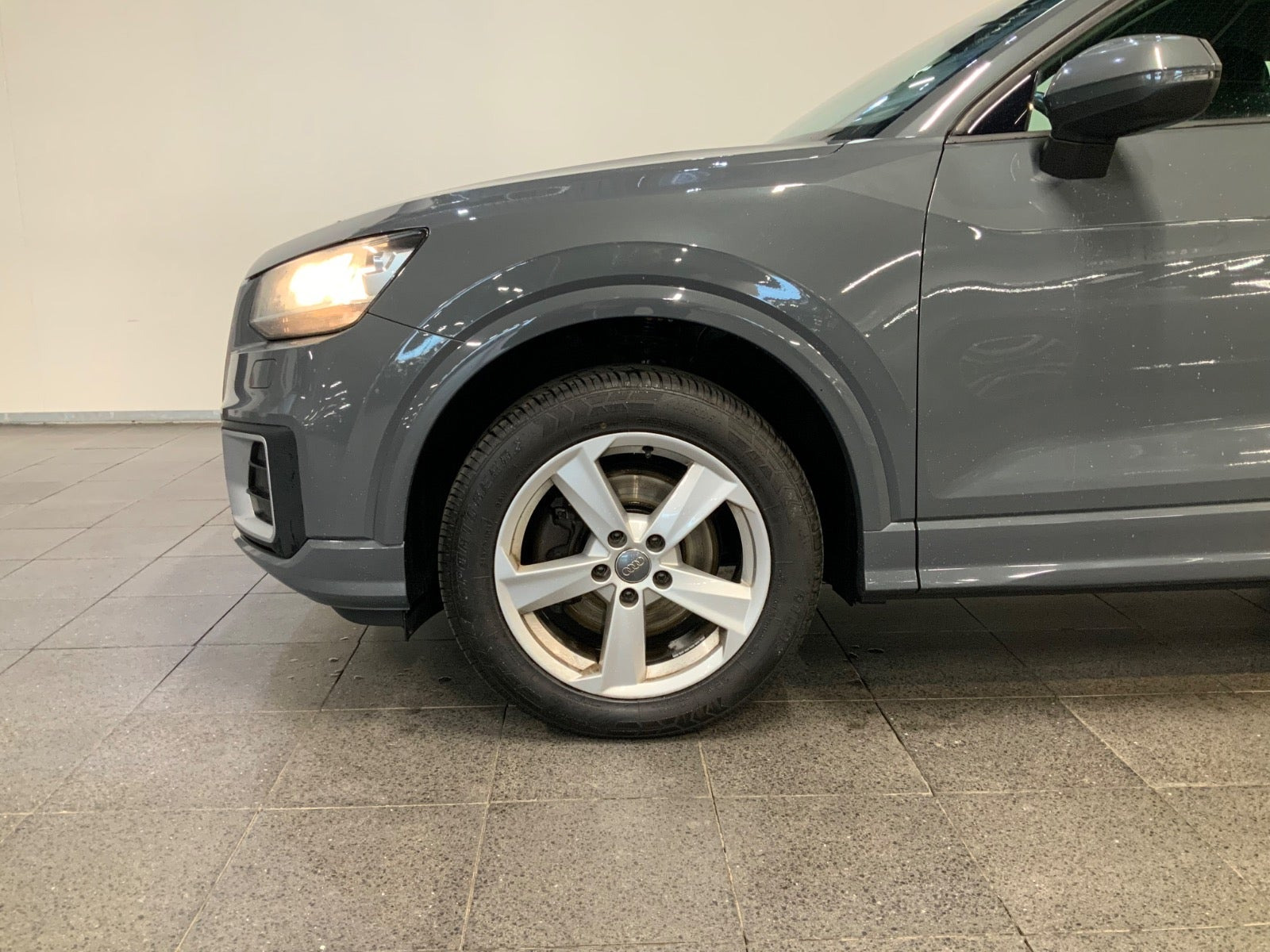 Grå Audi Q2 fra 2018