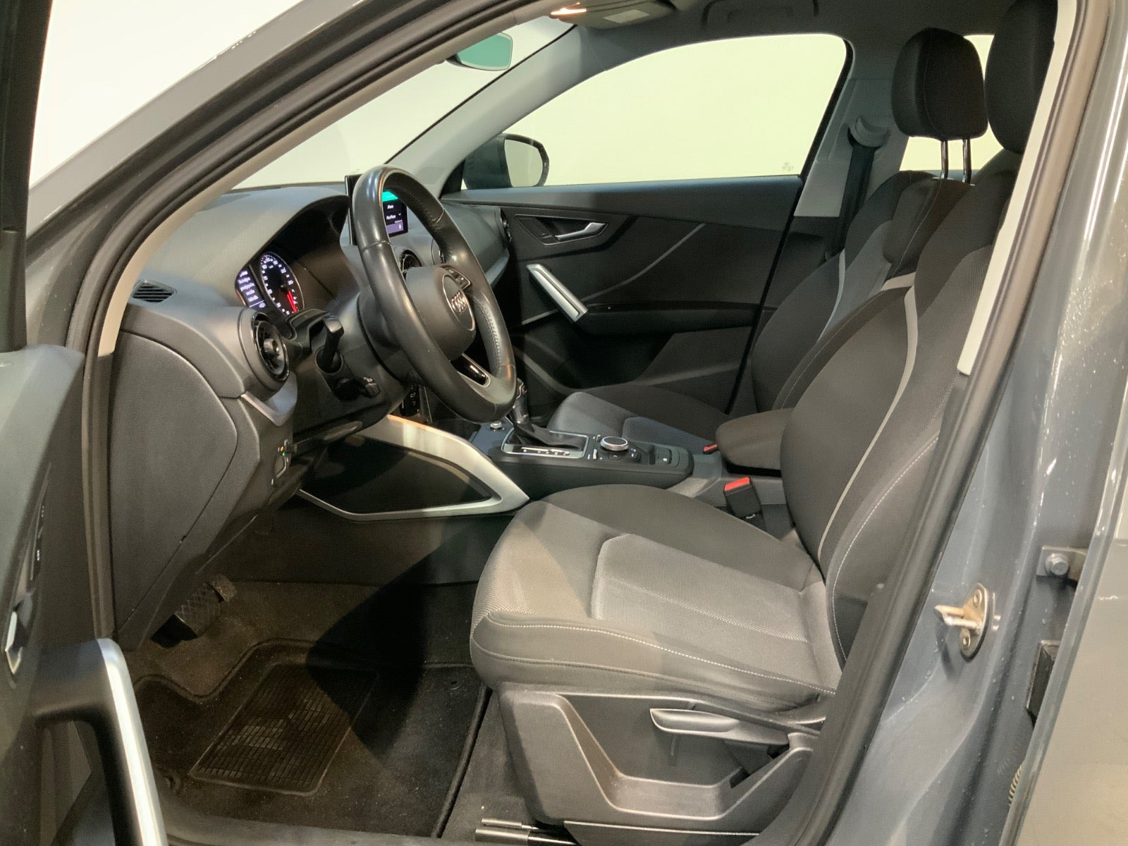 Grå Audi Q2 fra 2018