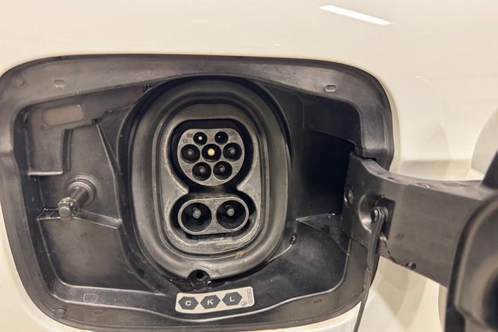 Hvid Skoda Enyaq fra 2022