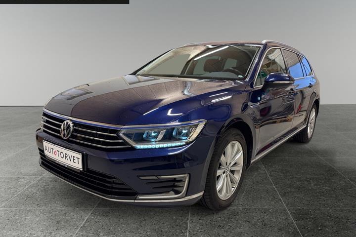 Blå VW Passat fra 2018