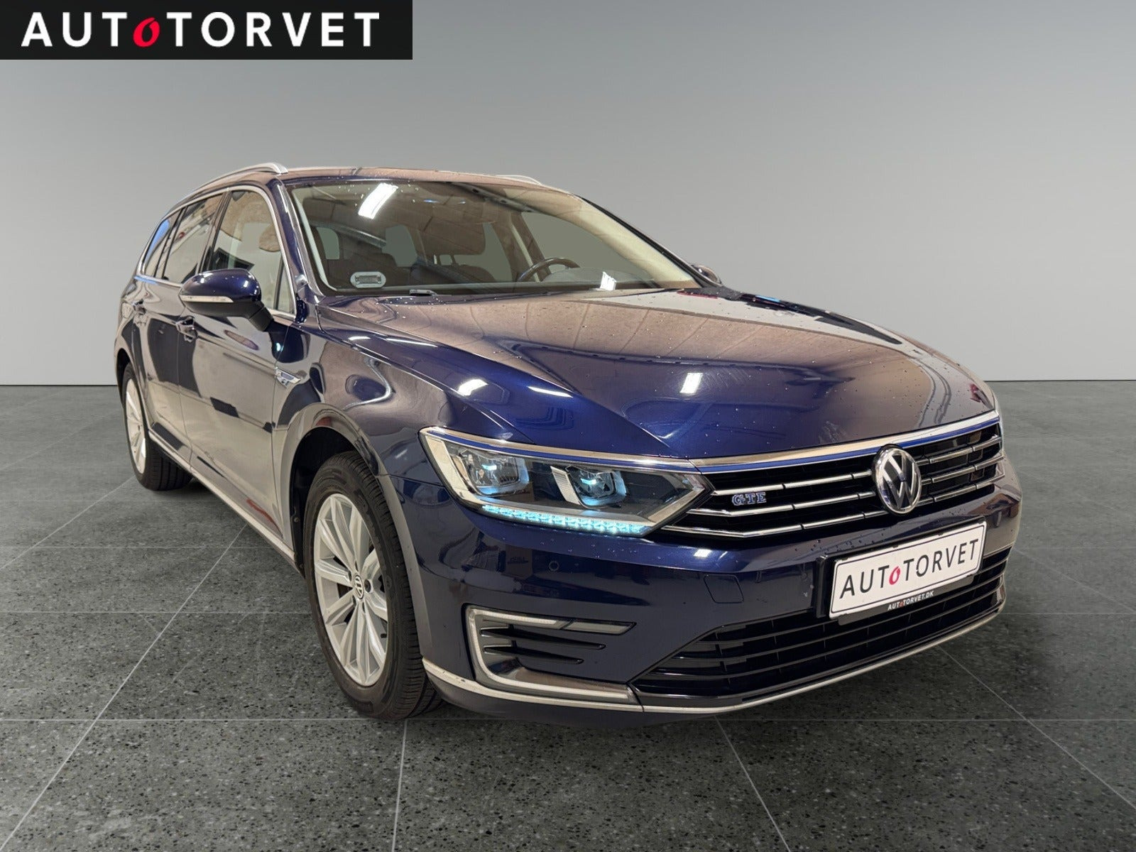 Blå VW Passat fra 2018
