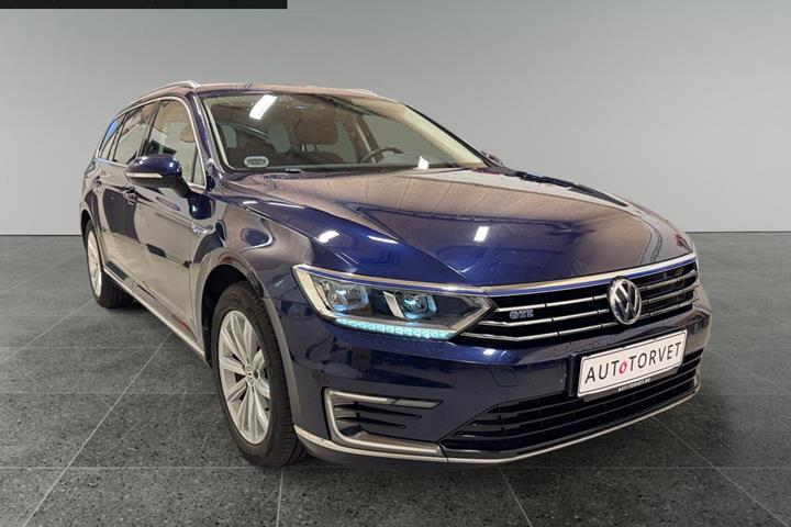 Blå VW Passat fra 2018