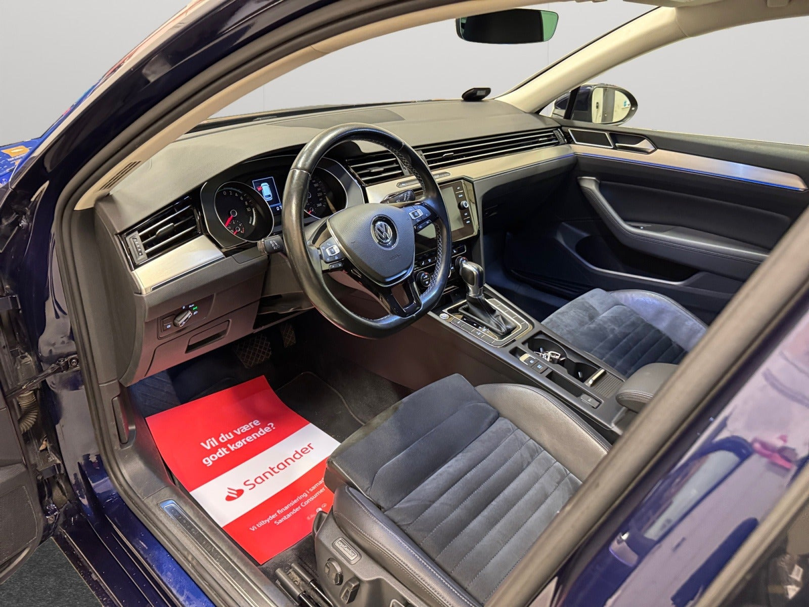 Blå VW Passat fra 2018