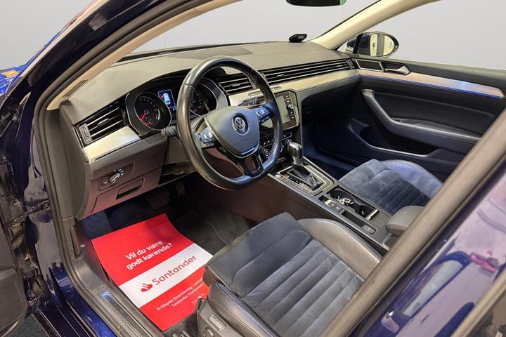 Blå VW Passat fra 2018