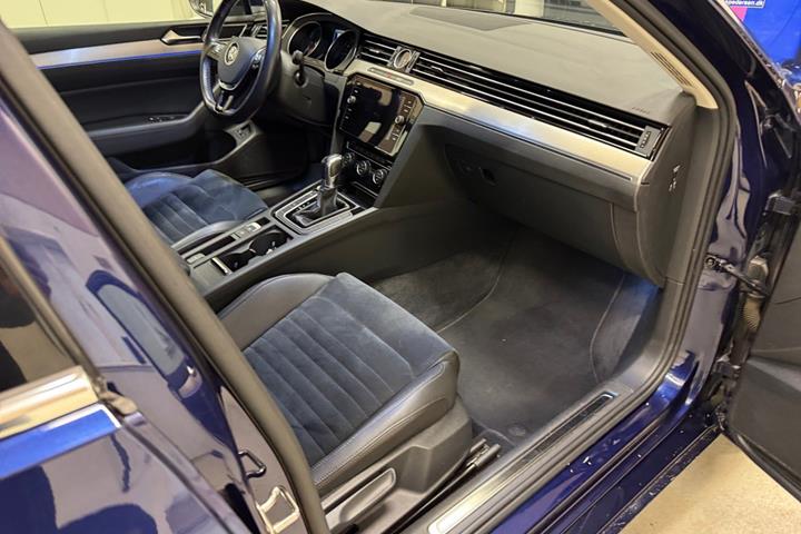 Blå VW Passat fra 2018