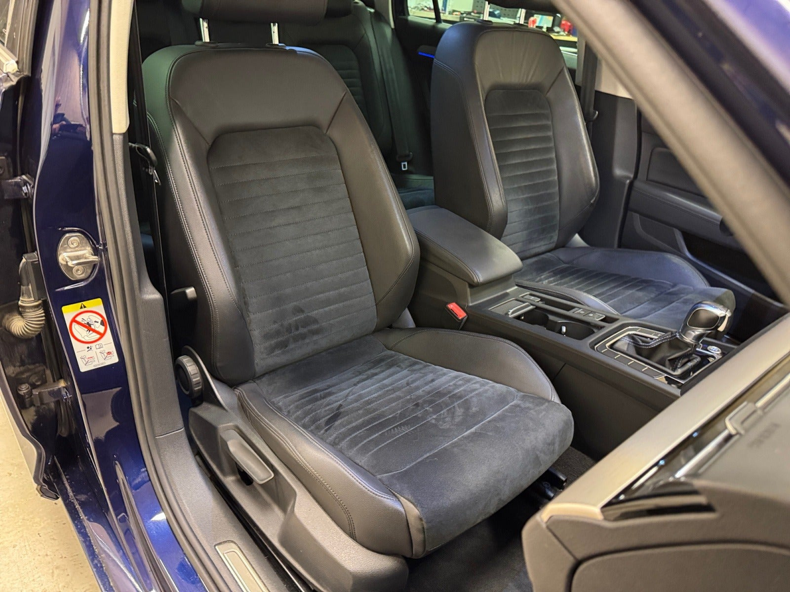 Blå VW Passat fra 2018