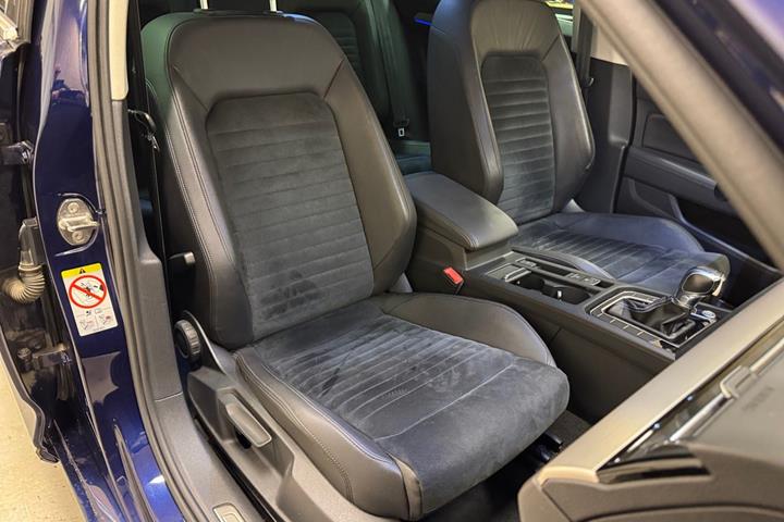 Blå VW Passat fra 2018