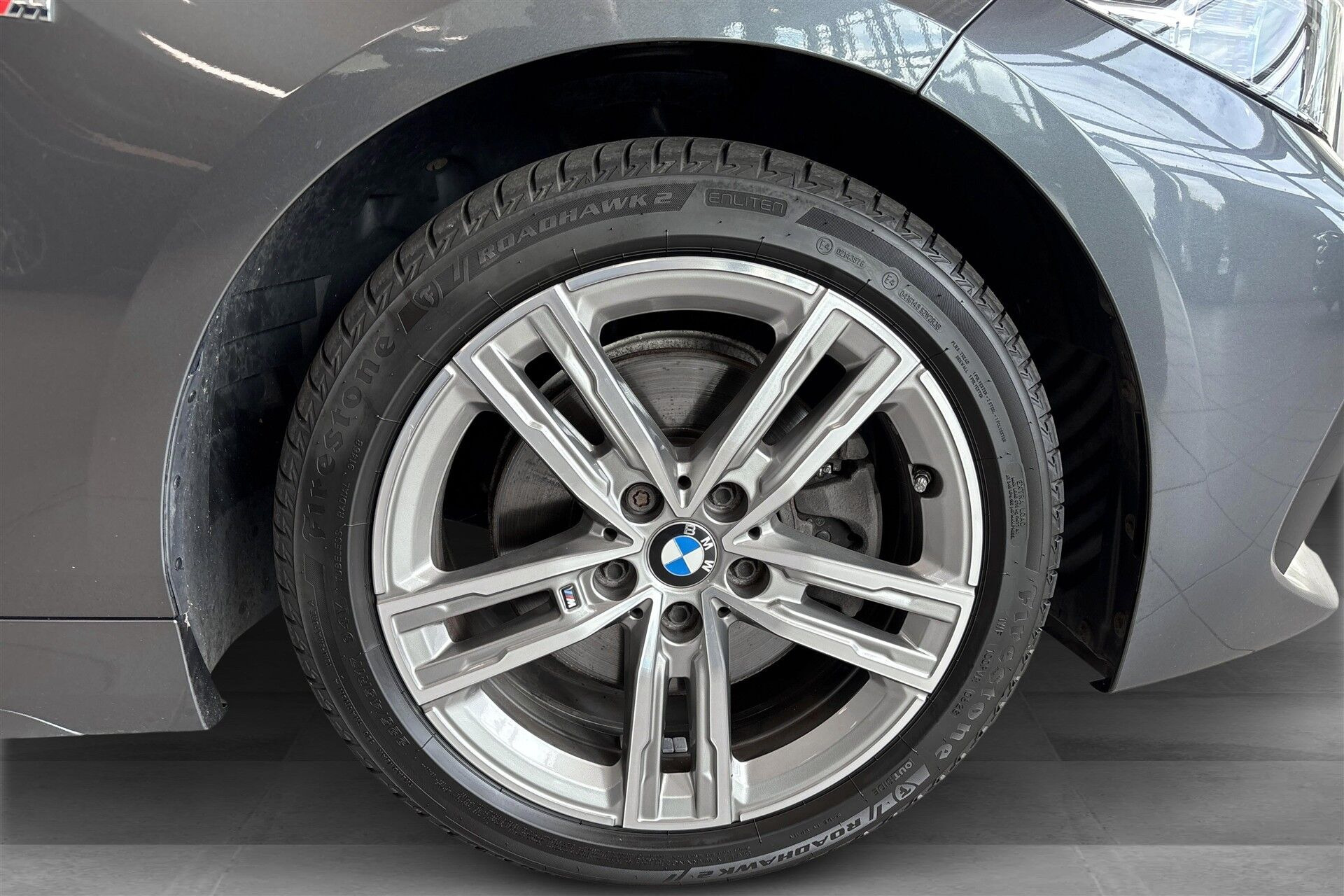 Grå BMW 118d fra 2020