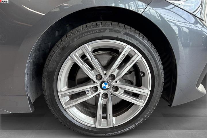 Grå BMW 118d fra 2020