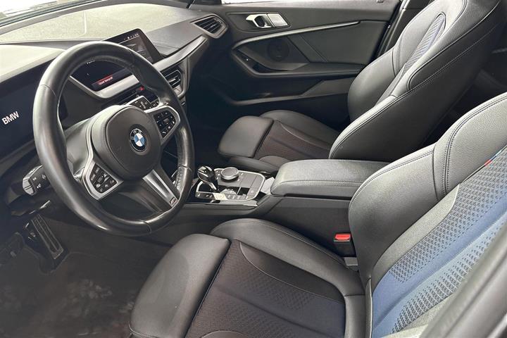 Grå BMW 118d fra 2020