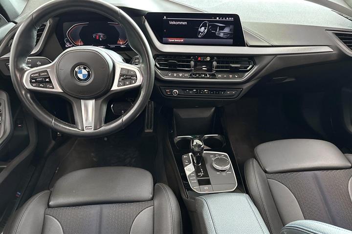 Grå BMW 118d fra 2020