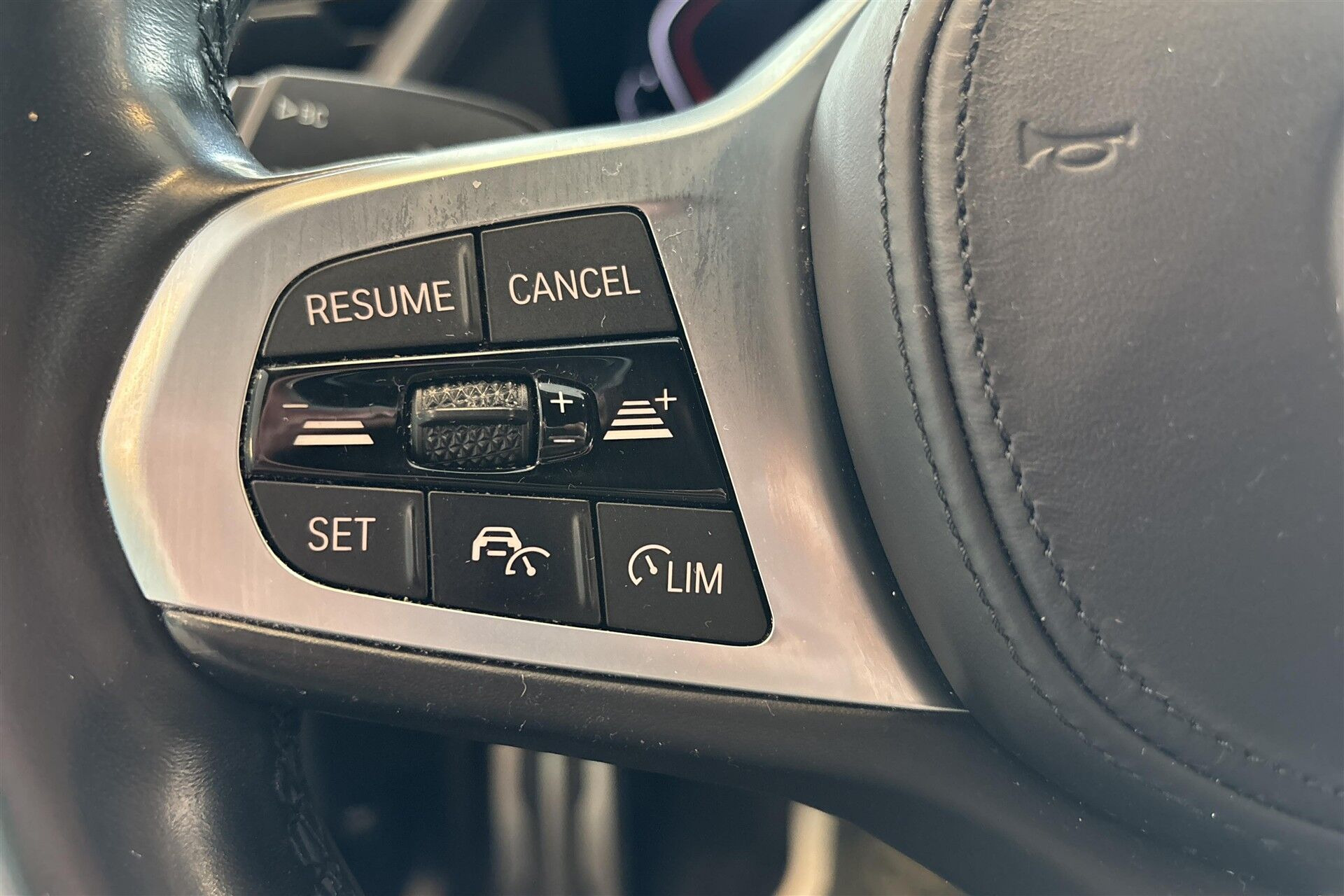 Grå BMW 118d fra 2020