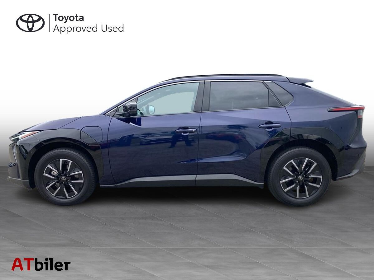 Blå Toyota BZ4X fra 2025