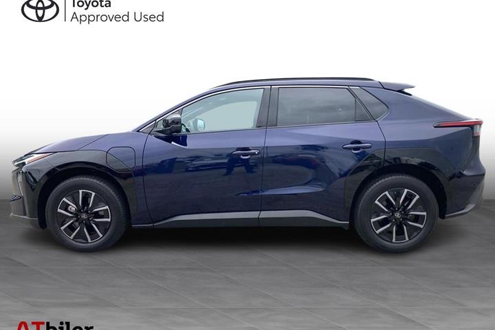 Blå Toyota BZ4X fra 2025