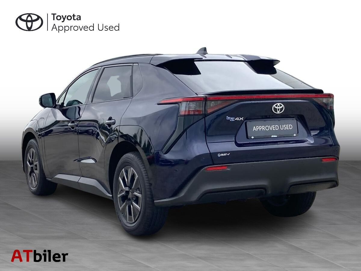 Blå Toyota BZ4X fra 2025