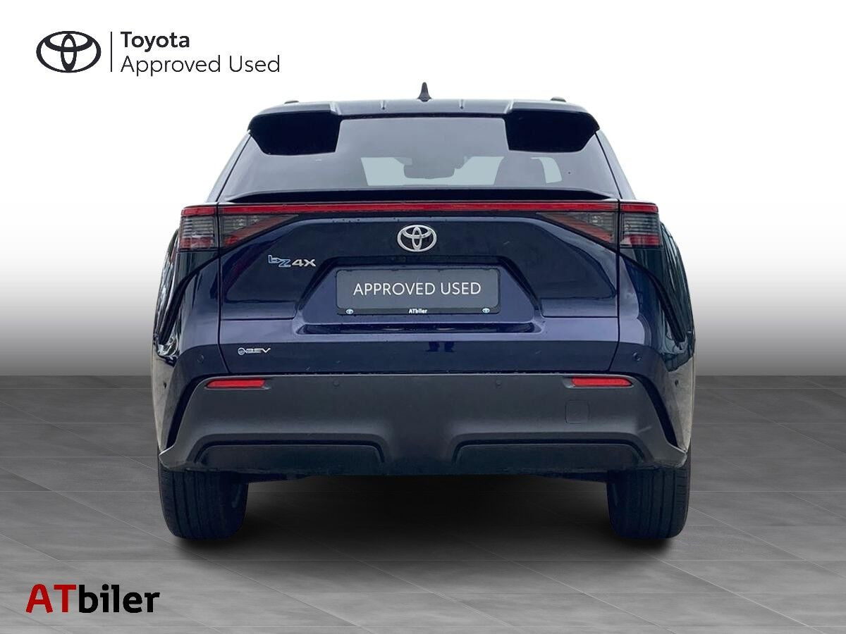 Blå Toyota BZ4X fra 2025
